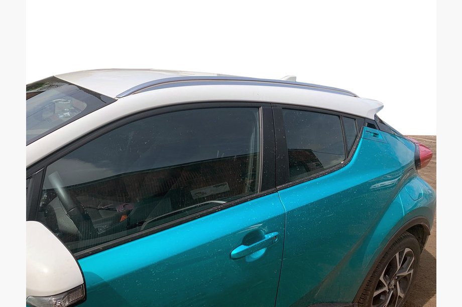Toyota C-HR 2016–2023 Originálne strešné lyžiny (2 ks, hliník) Image