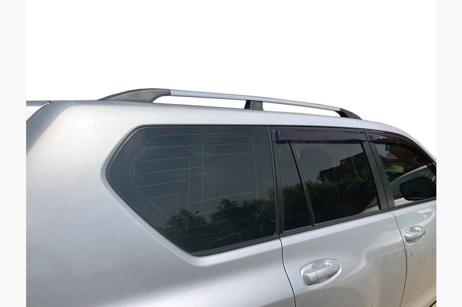 Toyota Land Cruiser Prado 150 2009–2023 Pozdĺžne strešné lyžiny – turecký dizajn (chróm, 2 ks) plastové pätky Image