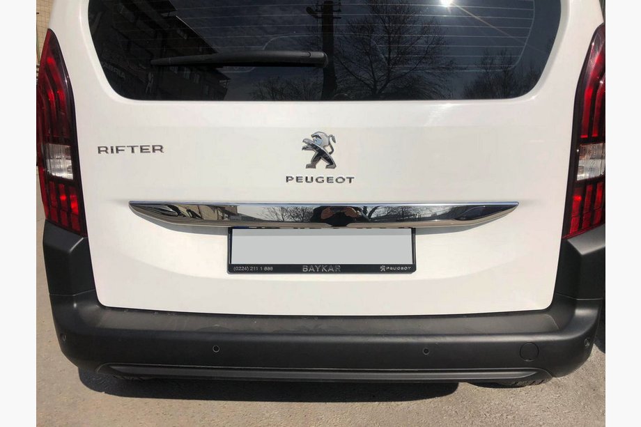 Peugeot Partner/Rifter 2019– Nerezová lišta nad ŠPZ Image