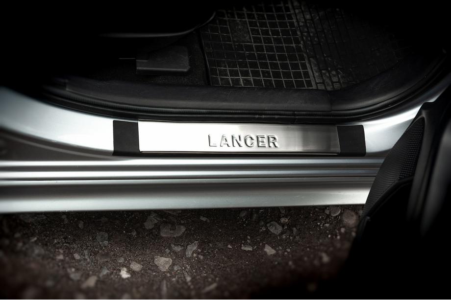 Mitsubishi Lancer X 2008– Prahové lišty (OMSA, 4 ks, nerez) Fotografia 1