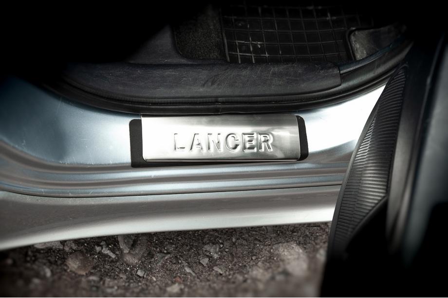 Mitsubishi Lancer X 2008– Prahové lišty (OMSA, 4 ks, nerez) Fotografia 3