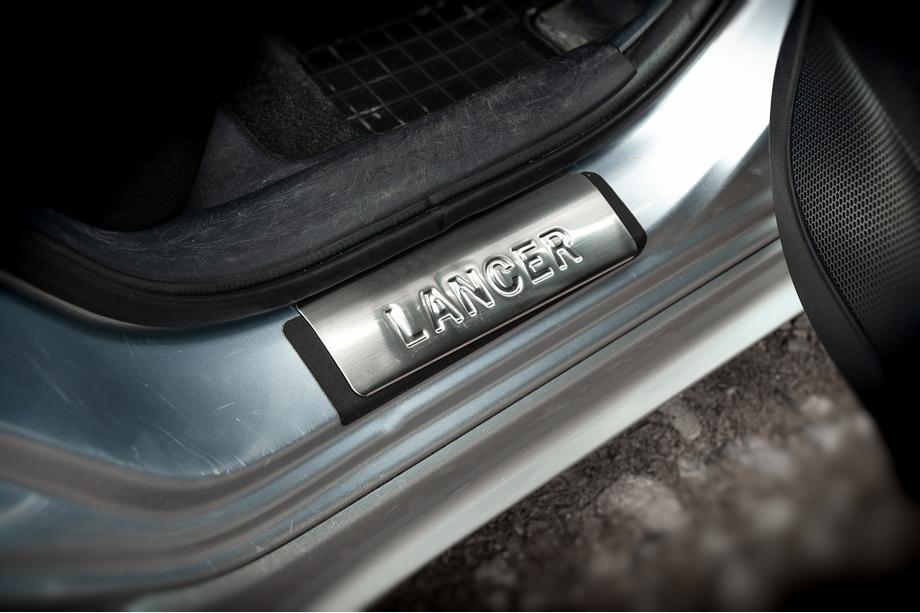 Mitsubishi Lancer X 2008– Prahové lišty (OMSA, 4 ks, nerez) Fotografia 4