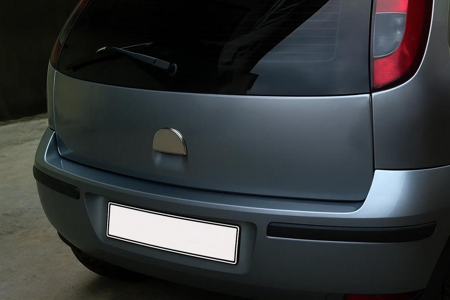 Opel Corsa C 2000–2006 Chrómový kryt kľučky kufra (nerez) OmsaLine – talianska nehrdzavejúca oceľ Image