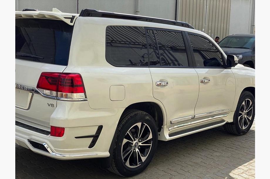 Toyota Land Cruiser 200 2007–2021 Restylingová prestavbová sada z LC200 2008-2015 na LC 2022 TRD EWAN Fotografia 7