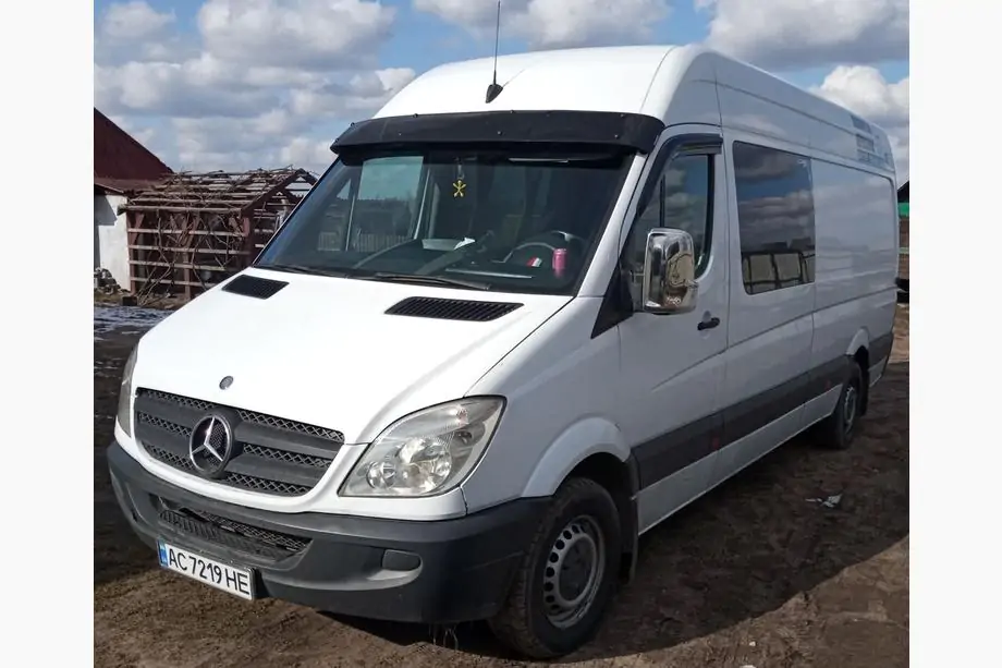 Mercedes Sprinter W906 2006–2018 Slnečná clona na čelné sklo na ráme V2 (čierny lesk, 5 mm) Fotografia 1