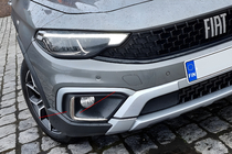 Fiat Tipo Cross 2021– Nerezová okrasná lišta okolo hmloviek fotografia 3