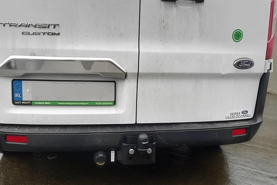 Ford Custom 2013–2022 Chrómová lišta nad ŠPZ (2-dverové, nerez) Image