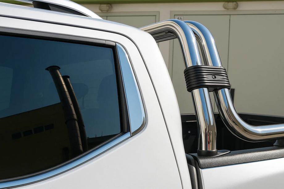 Nissan Navara/NP300 2016– Nerezové ozdobné lišty na zadné stĺpiky dverí (2 ks) Fotografia 1