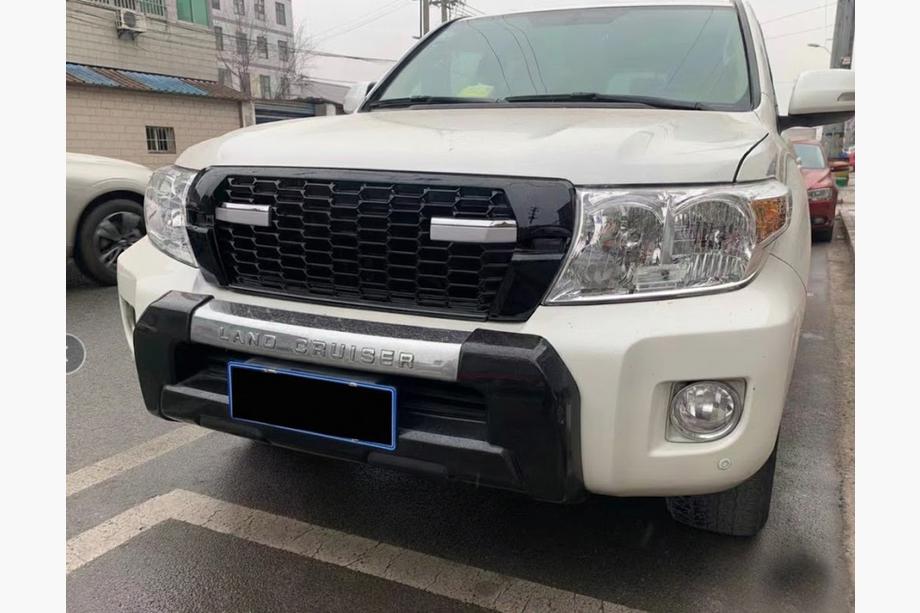Toyota Land Cruiser 200 2007–2021 Maska chladiča s nápisom 2012-2016 (GR Sport) Image