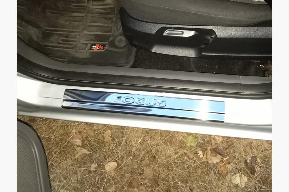 Ford Focus III 2011–2017 Nástupné lišty Carmos V2 (4 ks, nerez) Image