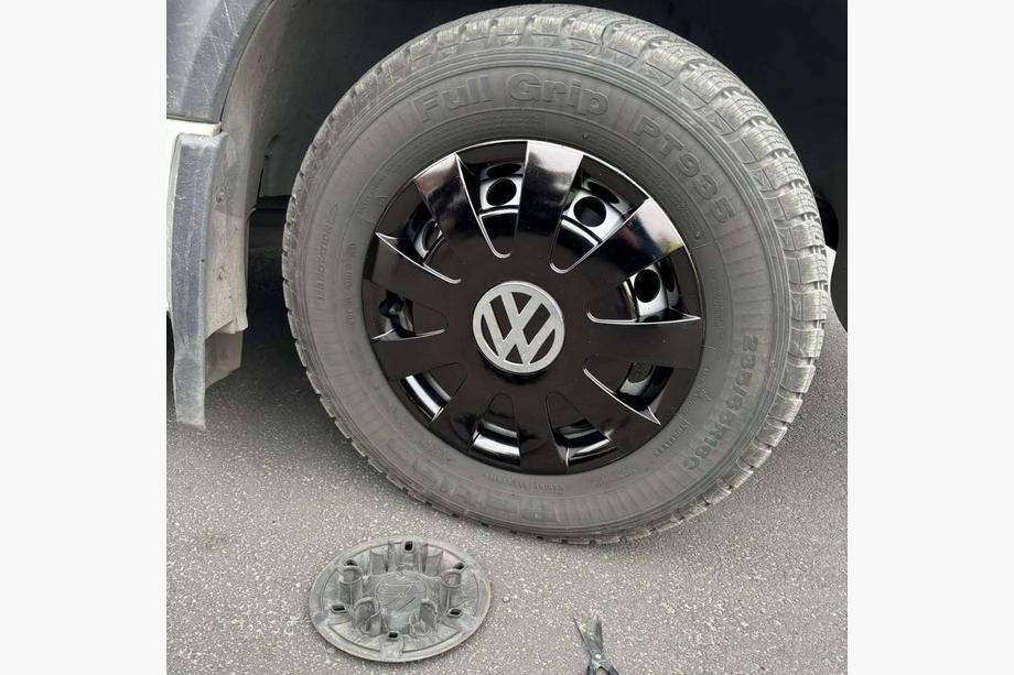 Volkswagen Crafter 2006–2016 Čierne ABS puklice (1-krúžkové, 4 ks) Image