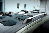 Peugeot Partner Tepee 2008–2018 Uzamykateľné priečniky na pozdĺžne strešné nosiče Skybar V1 (2 ks) Čierna fotografia 1