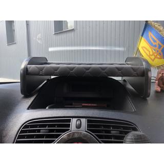 Polička na palubnú dosku (sivá so sivým prešívaním) fotografia 3