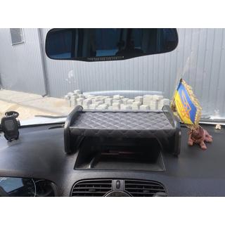 Polička na palubnú dosku (sivá so sivým prešívaním) fotografia 2