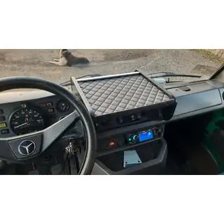 Polička na palubnú dosku (sivá so sivým prešívaním)
