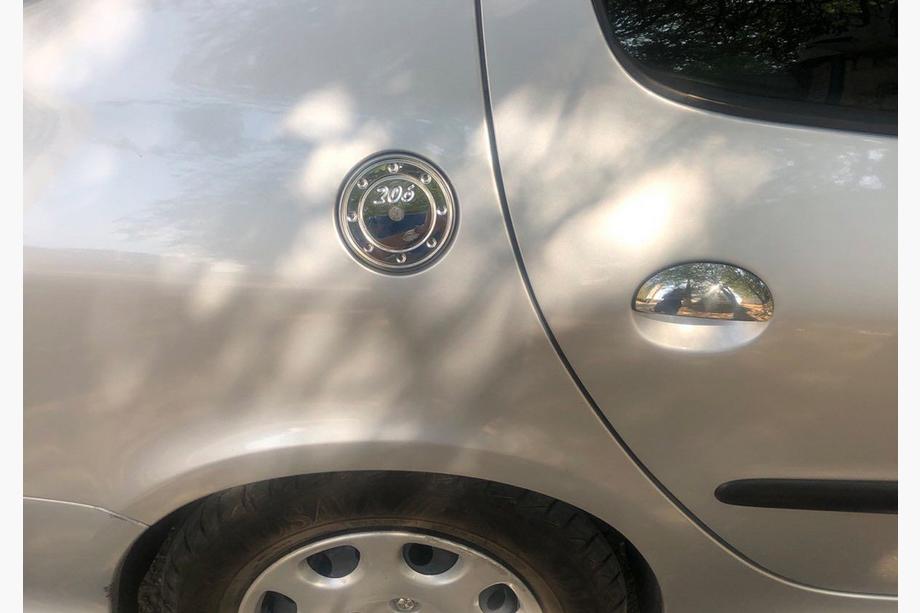 Peugeot 206 1998–2024 Nerezový kryt dvierok palivovej nádrže Fotografia 2