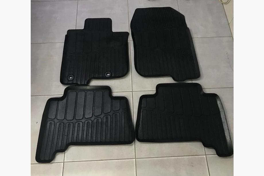 Toyota Land Cruiser Prado 150 2009–2023 Gumené rohože do interiéru (2013-2022, originál) použité Image