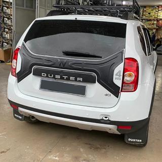 Plastová lišta na veko kufra Dacia Duster 2008–2018 fotografia 1