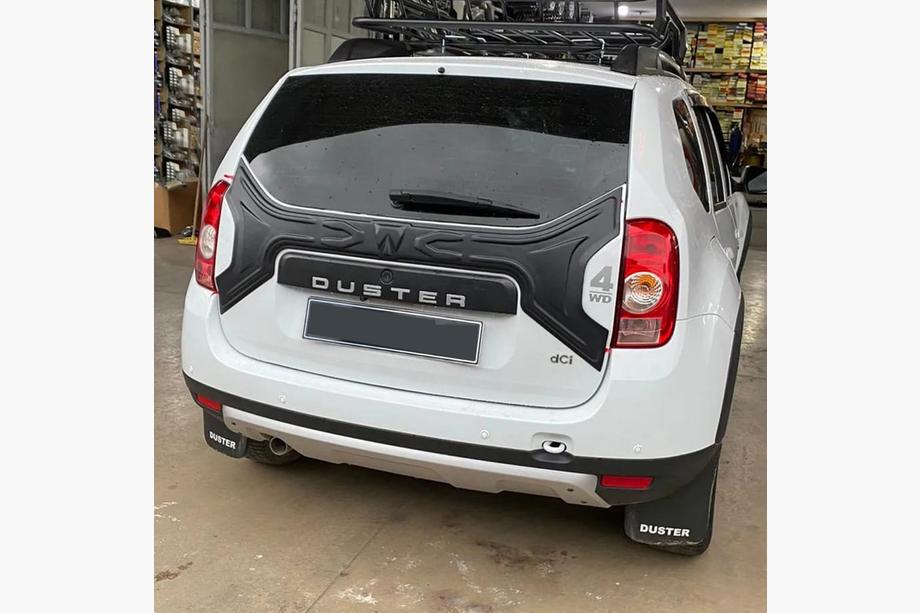 Dacia Duster 2008–2018 Plastová lišta na veko kufra Image