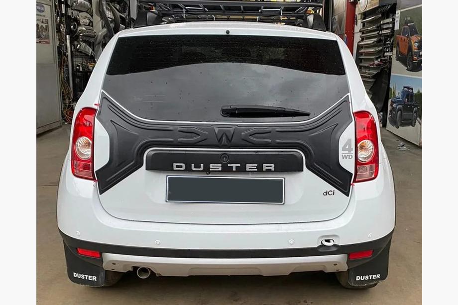 Renault Duster 2008–2017 Plastová lišta na veko kufra Image