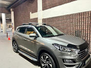 Hyundai Tucson TL 2016–2021 Uzamykateľné priečniky na integrované strešné lyžiny Wizard V2 (2 ks) 115 cm, čierne fotografia 6