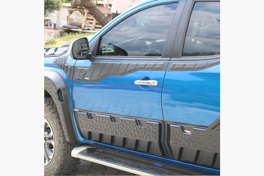 Mitsubishi L200 2015–2024 Horné lišty dverí 2019+ (6 ks, ABS) Fotografia 4