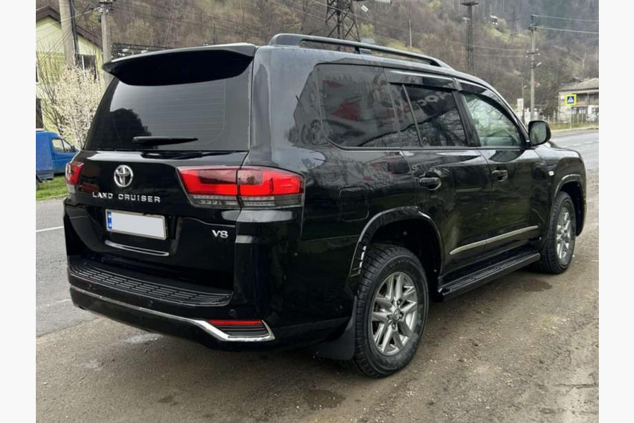 Toyota Land Cruiser 200 2007–2021 Restylingový kit pre LC 300 High-Line (kompletná sada) Fotografia 6