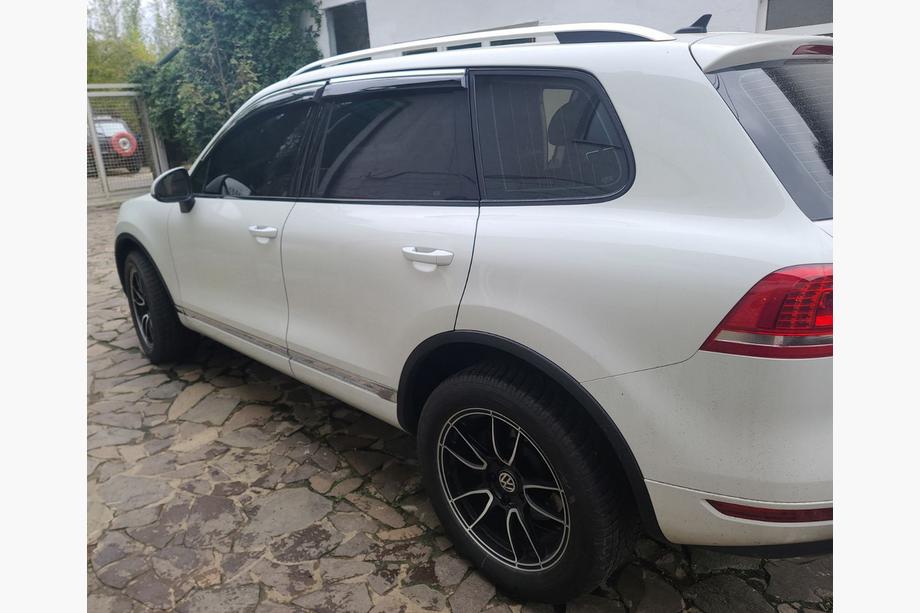Volkswagen Touareg 2010–2018 Okenné deflektory vetra s chrómovou lištou (4 ks, Niken) Image