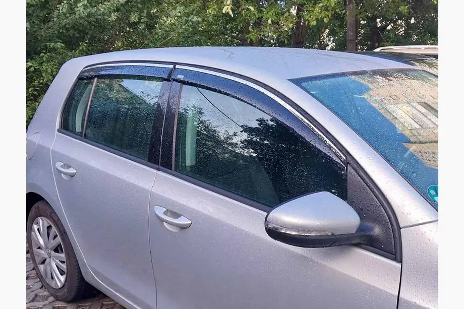 Volkswagen Golf 6 2008–2014 Okenné deflektory s chrómovou lištou Niken (HB, 4 ks) Image