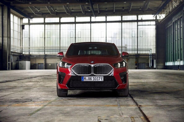 Elektrický kompaktný crossover BMW iX2