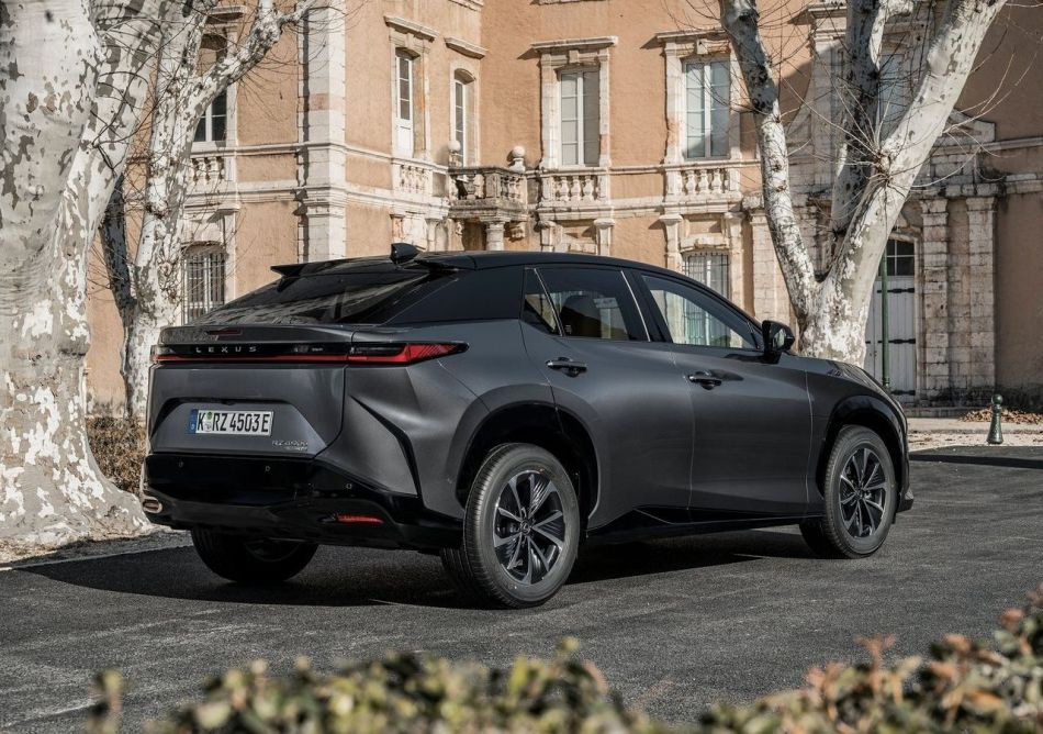 Elektrický crossover Lexus RZ dostal dostupnejšiu verziu – 300e