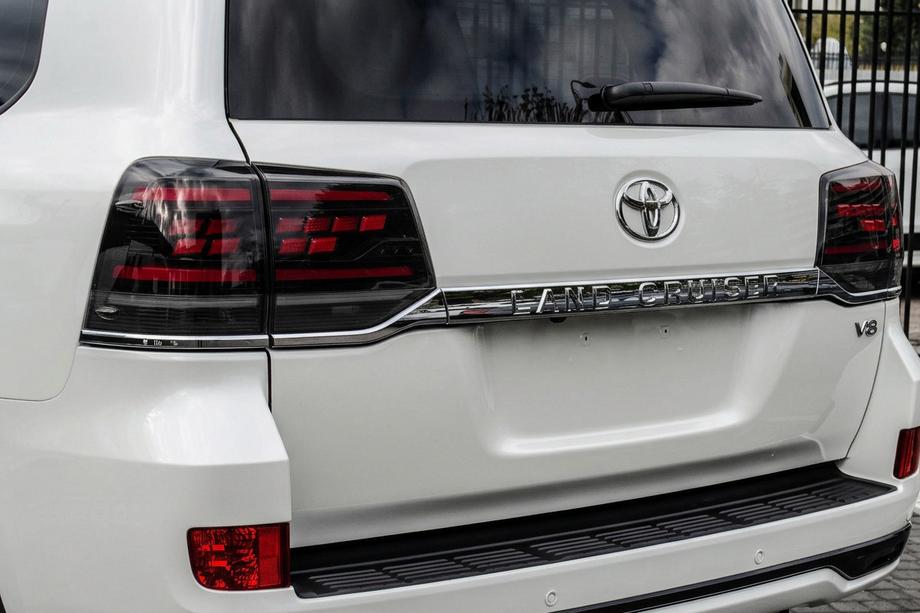 Toyota Land Cruiser 200 2007–2021 Zadné svetlá 2016-2021 (Sequential Red Plus) Image