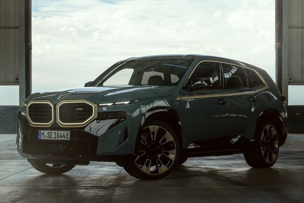 BMW XM: hybridný luxusný crossover s pohonom všetkých kolies