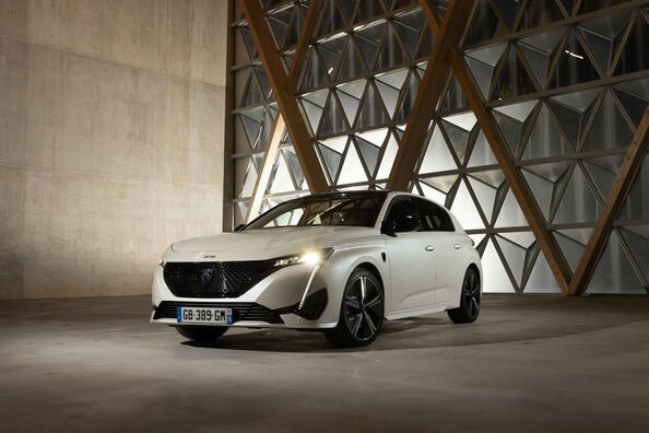 Prehľad kompaktného elektrického hatchbacku Peugeot e-308