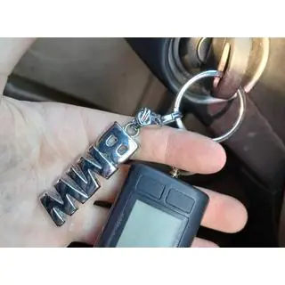 Kovový prívesok na kľúče s logom BMW