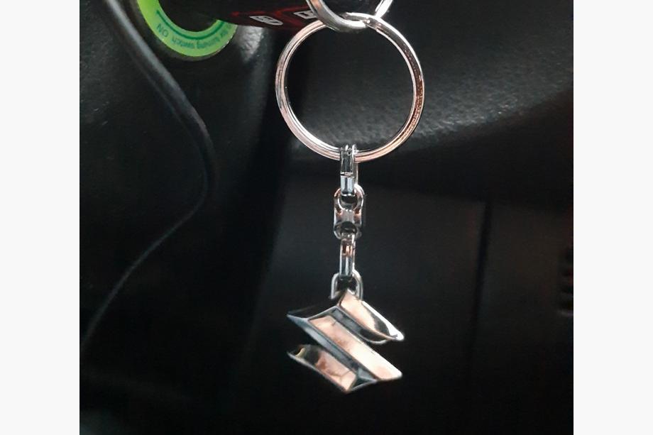 Suzuki Kovová kľúčenka s logom Suzuki Image