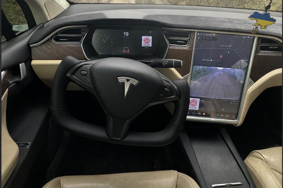 Tesla Model X 2015– Športový volant (koženka a karbónové vložky) Image