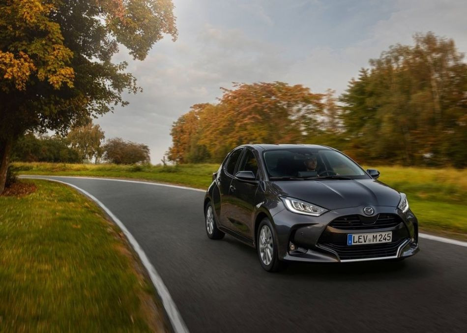 Recenzia mestského hatchbacku Mazda 2 Hybrid