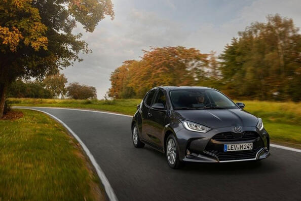 Recenzia mestského hatchbacku Mazda 2 Hybrid