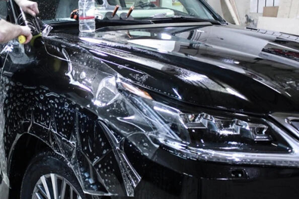 Ochranné fólie proti odletujúcim kamienkom: chráňte auto pred poškodením