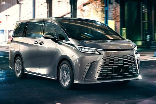 Recenzia prémiového minivanu Lexus LM druhej generácie