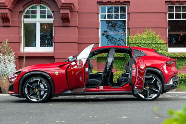 Test športového crossoveru s pohonom všetkých kolies Ferrari Purosangue Fotografia 4