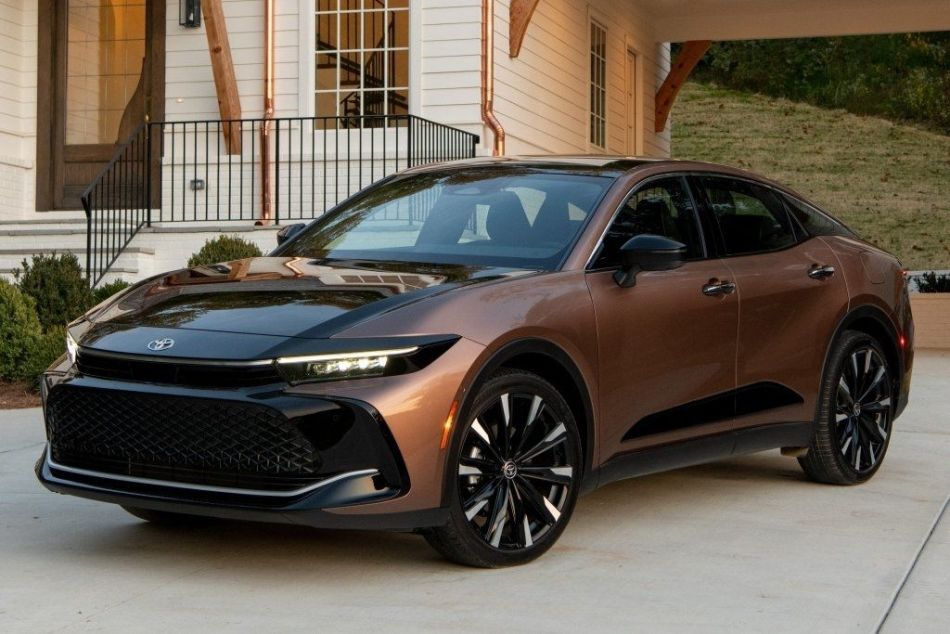 Test cross-sedanu Toyota Crown