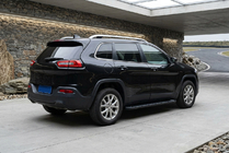 Jeep Cherokee KL 2013– Bočné nášľapy Allmond Black (2 ks, hliník) fotografia 1