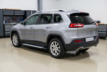 Jeep Cherokee KL 2013– Bočné nášľapy Allmond Grey (2 ks, hliník) fotografia 1