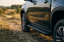 Volkswagen Amarok 2022– Bočné nášľapy Allmond Black (2 ks, hliník) fotografia 1