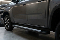 Volkswagen Amarok 2022– Bočné nášľapy Vision New Black (2 ks, hliník) fotografia 1