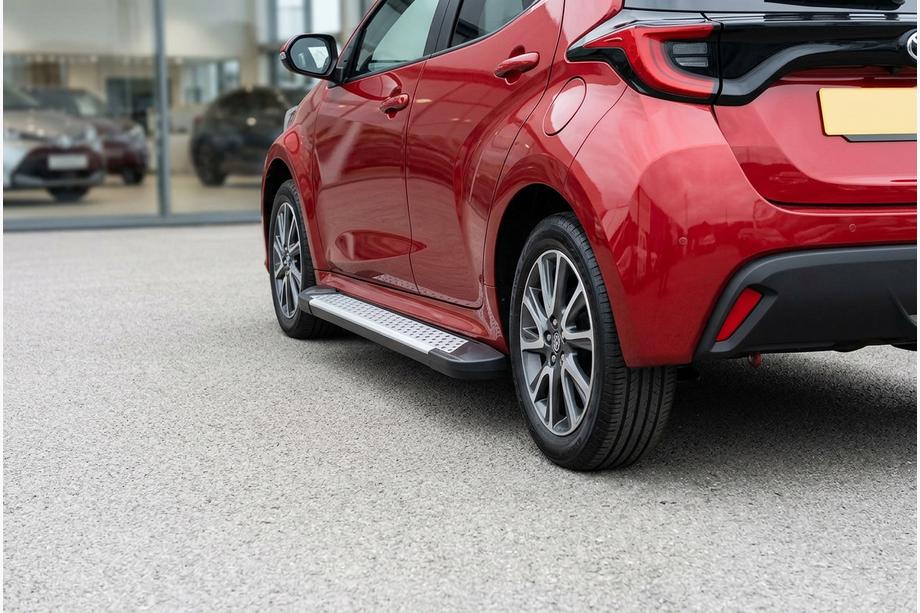 Toyota Yaris/Yaris Cross (XP210) 2020– Bočné nášľapy Allmond Grey (2 ks, hliník) Image