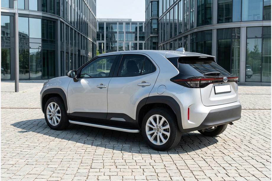 Toyota Yaris/Yaris Cross (XP210) 2020– Bočné prahy Tayga Grey (2 ks, hliník) Image