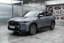 Toyota Corolla Cross 2020– Bočné prahy Tayga Black (2 ks, hliník) fotografia 1